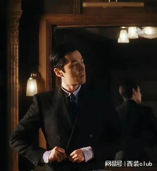 37000Cm威尼斯官方西装定制浅谈西装汗青演化的魅力(图3)