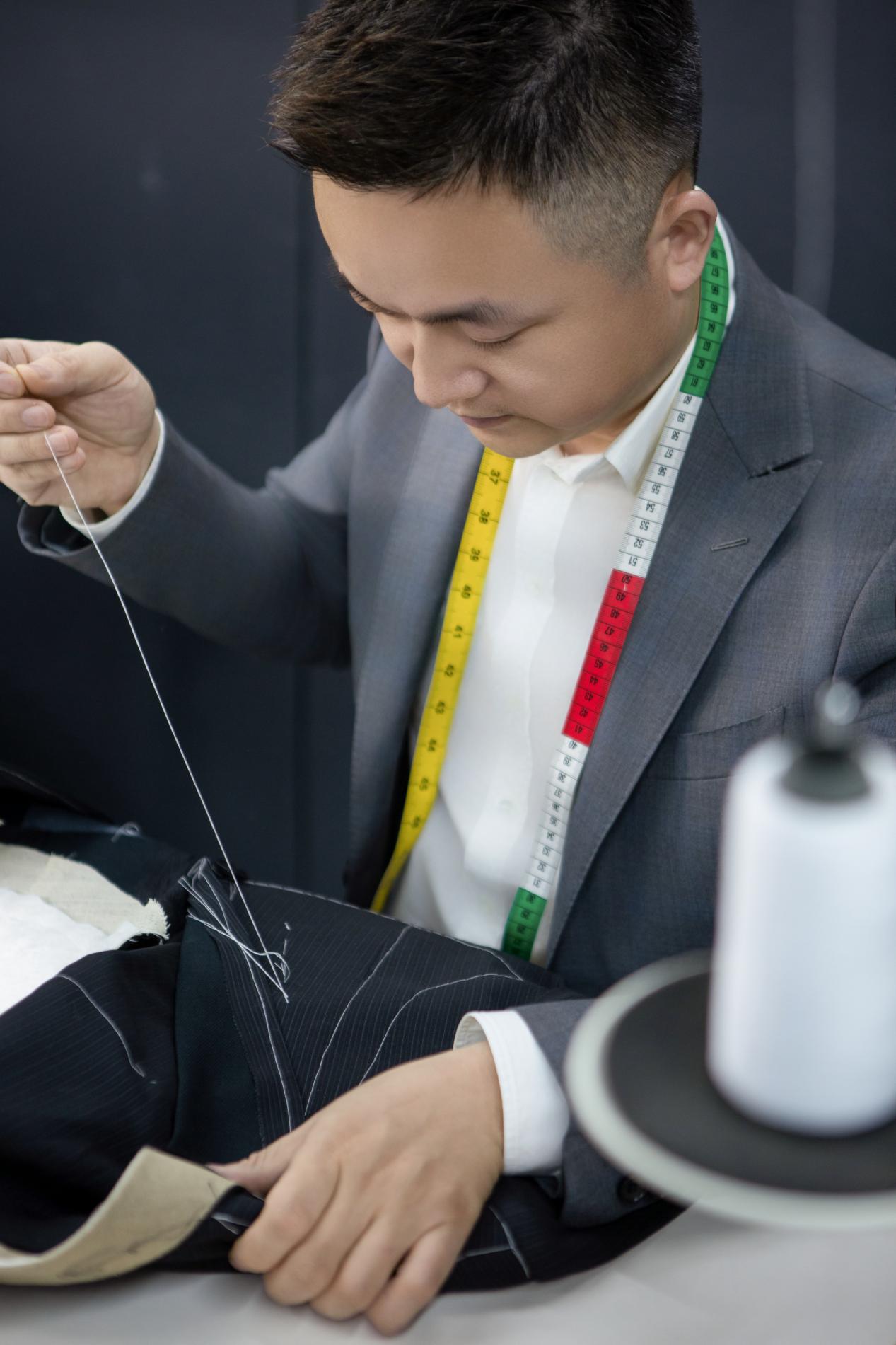 高端服装设计合肥成衣一针一线缝出国际定单手工洋装定制受年青人追捧(图2)
