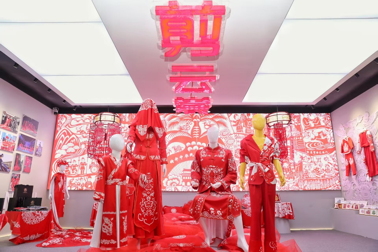 37000Cm威尼斯官方甘肃庆阳“剪云裳”：非遗剪纸与当代打扮的立异交融(图2)