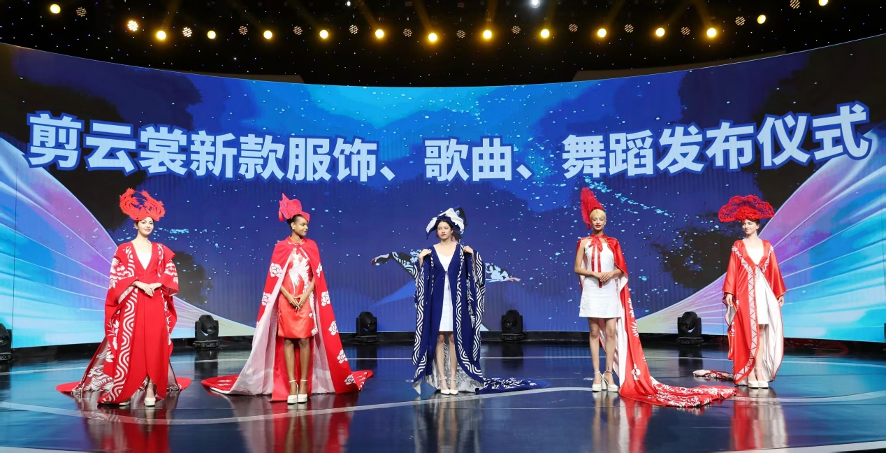 37000Cm威尼斯官方甘肃庆阳“剪云裳”：非遗剪纸与当代打扮的立异交融(图3)