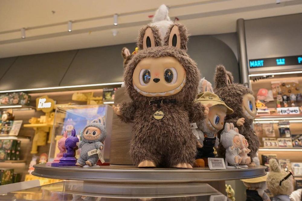 37000Cm威尼斯官方LABUBU一只难求！中国潮玩何故潮向天下？(图1)