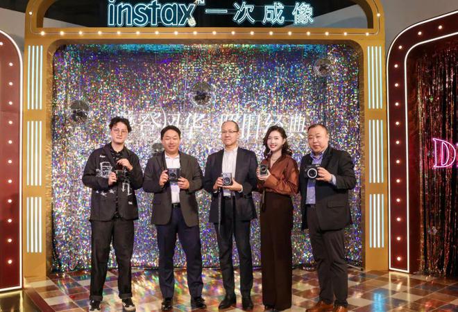 高端服装设计“伊”手快报 漂亮影象到“旅型”洋装归纳春日美学高光一样平常(图7)