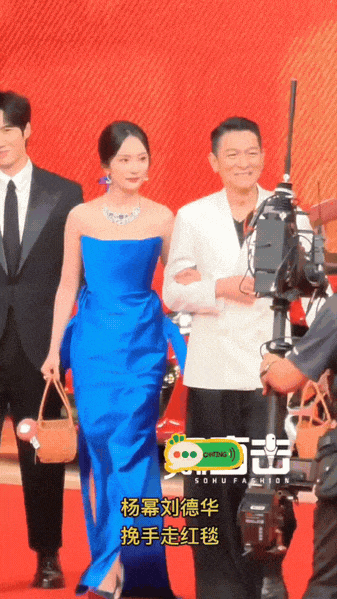 37000vip威尼斯63岁刘德华挽手杨幂走红毯！西装笔直形态冷艳看着像40多岁(图2)