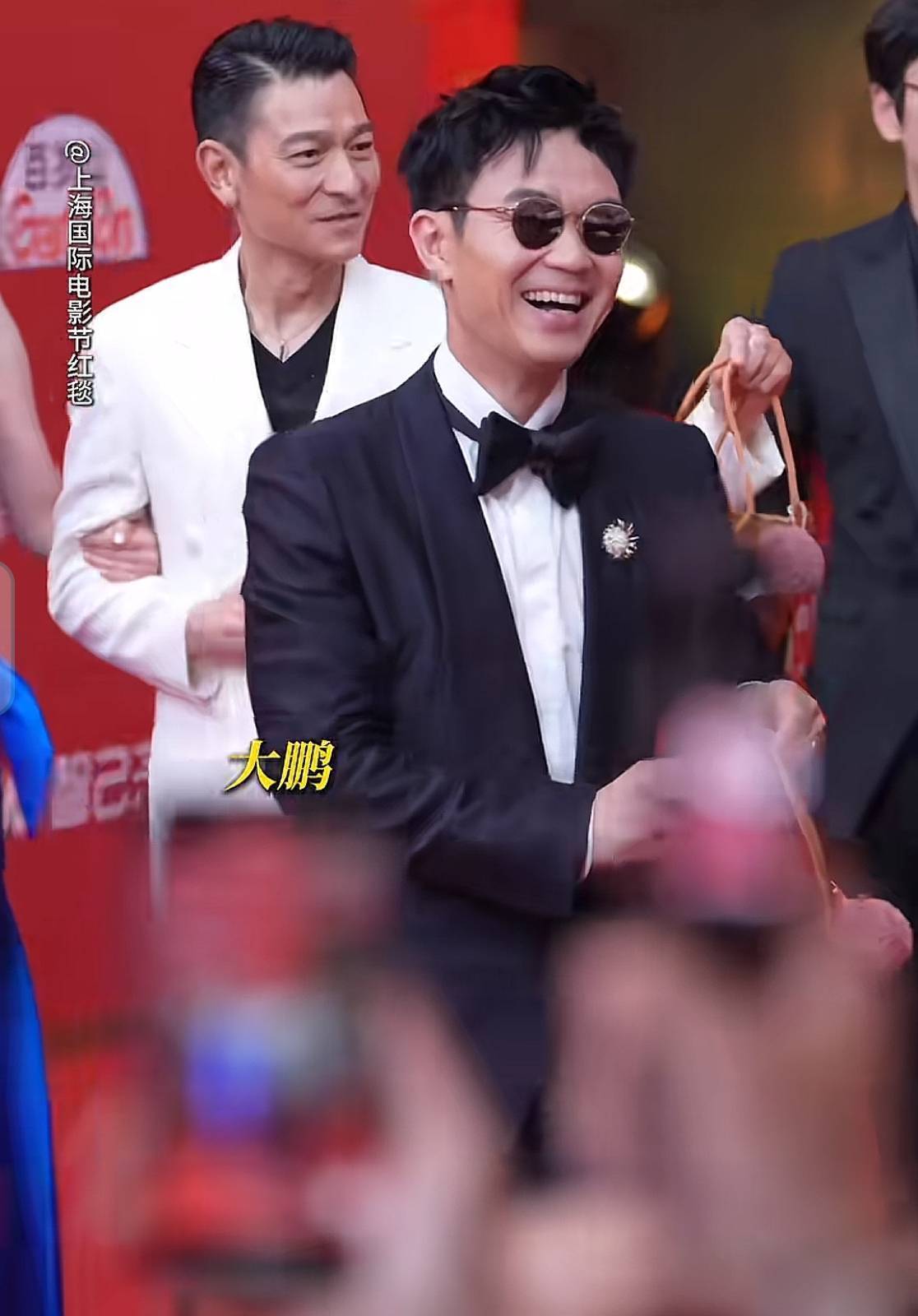 37000vip威尼斯63岁刘德华挽手杨幂走红毯！西装笔直形态冷艳看着像40多岁(图3)
