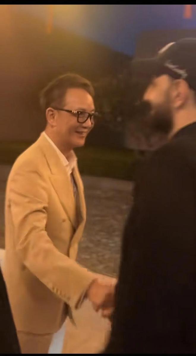 37000Cm威尼斯周正毅叼雪茄接待迪拜王子坐公家飞机飞越南与中东企业家谈项目
